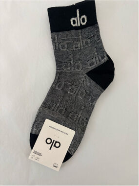 Alo Yoga Crew Logo Socks Black / White Unisex O/S NWT